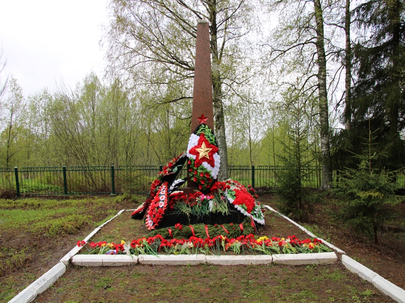 Воинское захоронение в п. Парфино.
