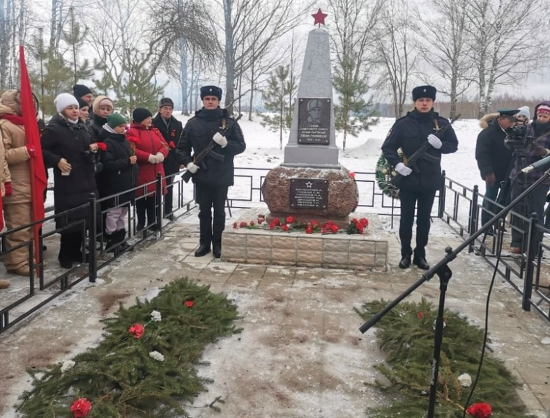 Делегация Парфинского района приняла участие в мероприятии, прошедшем в Псковской области, на месте захоронения Героя Советского Союза Лёни Голикова.
