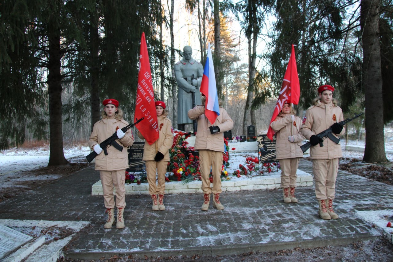 В годовщину со дня образования Парфинского района, на воинских захоронениях прошла патриотическая акция «Минута памяти».